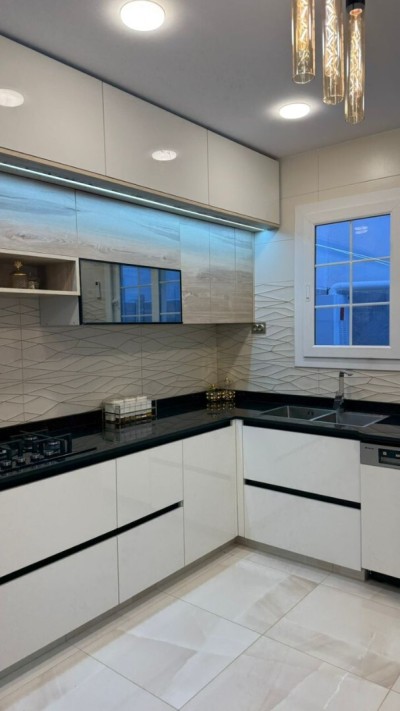 Cuisine High-Gloss Blanc & Granit Noir